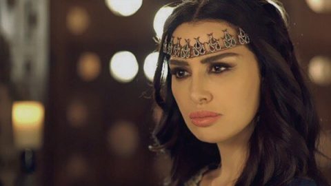 ميساء مغربي ترتدي إكسسوار جبهة مرصع بالأحجار الملونة رمضان 2016