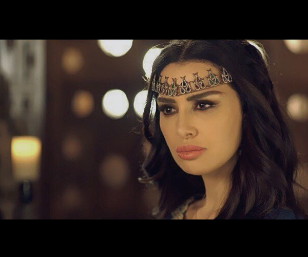 ميساء مغربي ترتدي إكسسوار جبهة مرصع بالأحجار الملونة رمضان 2016