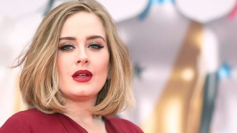 بالخطوات: خبير تجميل أديل يكشف سر مكياج عينيها