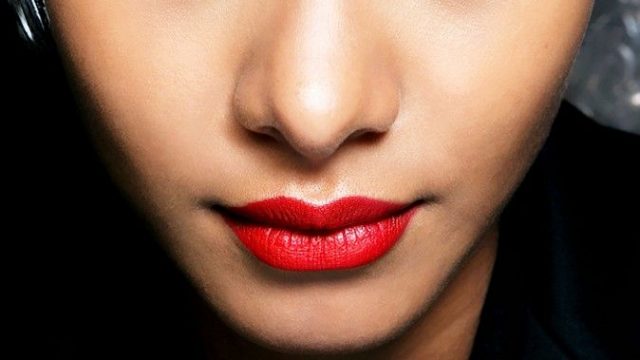 مكياج عيون أزرق مع أحمر شفاه أحمر 2015