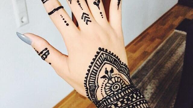 رسمة حناء سوداء متناغمة مع لون طلاء الأظافر الرمادي 2016