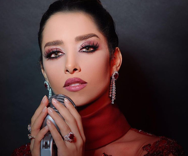 بلقيس فتحي بمكياج أحمر ناعم بأنامل ألاء دشتي
