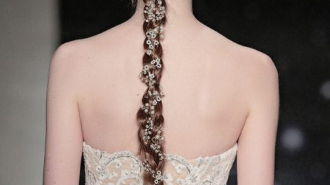 تسريحة الجديلة الكلاسيكية المزينة بأفرع من اللؤلؤ للعروس من Reem Acra ربيع 2015