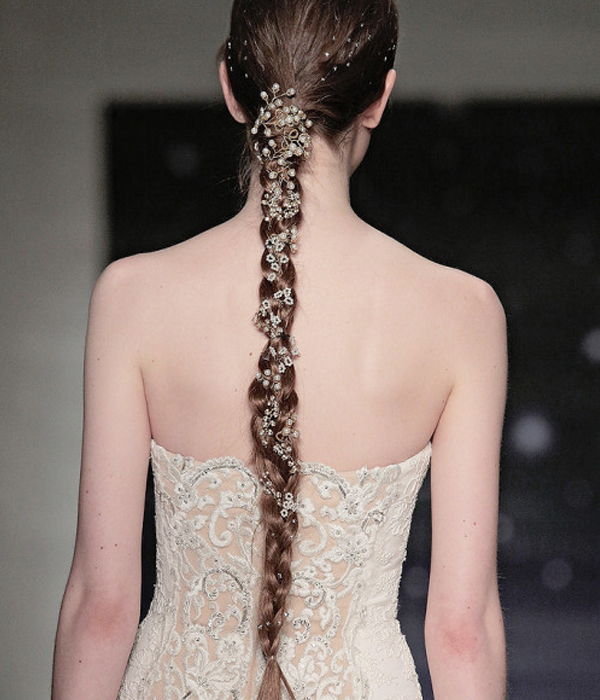 تسريحة الجديلة الكلاسيكية المزينة بأفرع من اللؤلؤ للعروس من Reem Acra ربيع 2015