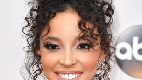 المغنية Tinashe بتسريحة شعر كيرلي في حفل AMAs
