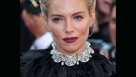 Sienna Miller بتسريحة الجدائل الجانبية للشعر القصير