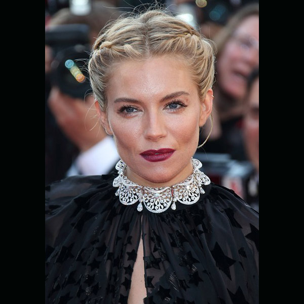 Sienna Miller بتسريحة الجدائل الجانبية للشعر القصير