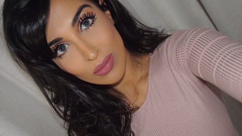 أحمر شفاه بلون وردي للسمراوات
