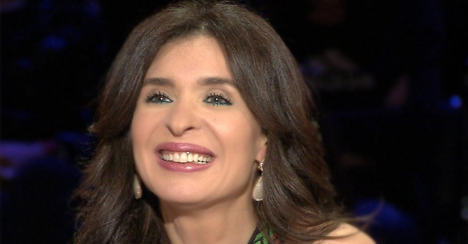 دينا تعلّم وفاء الكيلاني الرقص الشرقي على الهواء