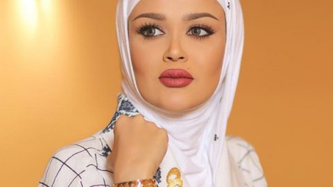 الفاشينيستا مرمر بعدسات لاصقة ملونة