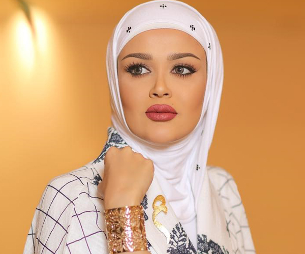 الفاشينيستا مرمر بعدسات لاصقة ملونة
