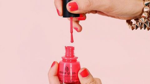 واكبي تقنية طلاء الأظافر الجل في إطلالة العيد