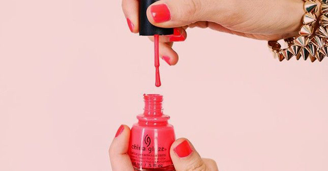 واكبي تقنية طلاء الأظافر الجل في إطلالة العيد