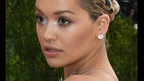 rita ora بصيحة تاتو الشعر في حفل met gala 2016