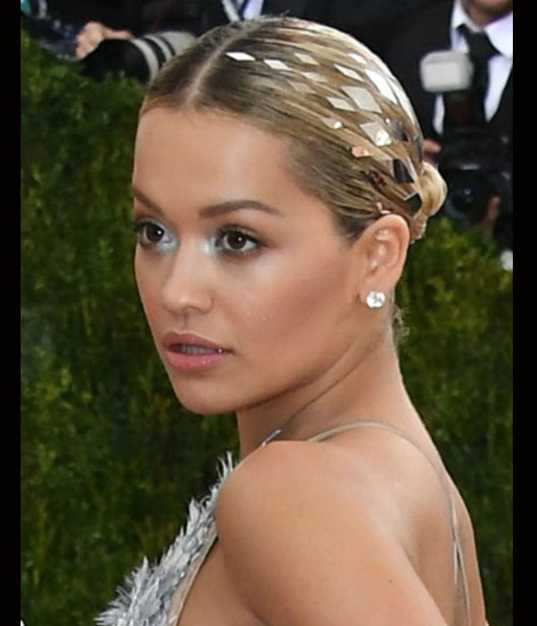 rita ora بصيحة تاتو الشعر في حفل met gala 2016