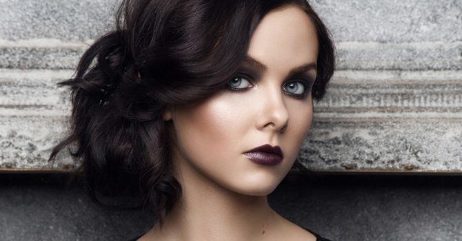 أحمر الشفاه المطفأ السائل يرافقك في الأجواء الباردة