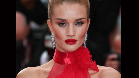 Rosie Huntington Whiteley بأحمر شفاه أحمر جريء في مهرجان كان 2016