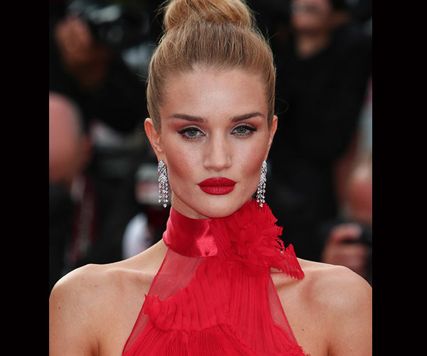 Rosie Huntington Whiteley بأحمر شفاه أحمر جريء في مهرجان كان 2016
