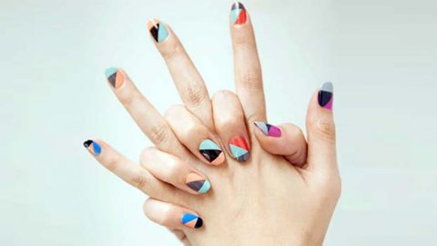 فيديو: رسمة أظافر ربيعية منعشة في دقيقة واحدة