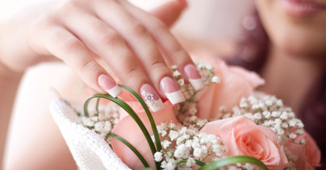 أفكار متنوعة لطلاء الأظافر لعروس 2014