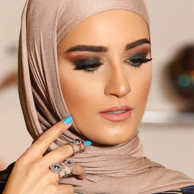 ظلال جفون دخانية مع احمر شفاه نيود من دلال الدوب صيف 2015
