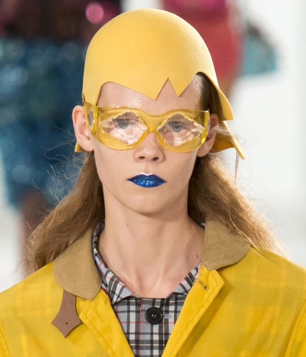 أحمر شفاه أزرق غليتر من Maison Margiela ربيع 2017