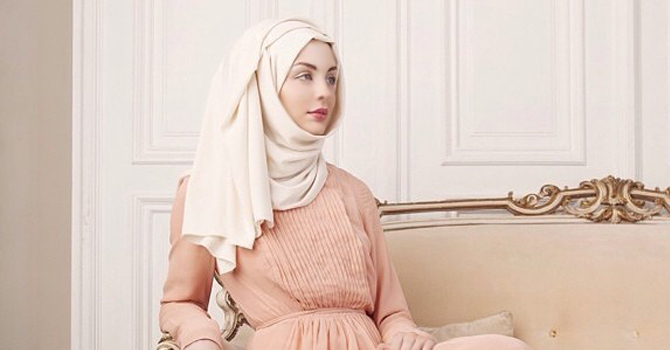 طرق جذابة لارتداء الحجاب الغير مطبوع