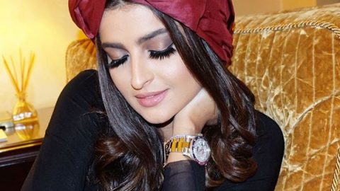 علا الفارس بتسريحة شعر مزينة بتوربان أحمر