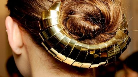 تسريحة الكعكة المنخفضة مزينة باكسسوار ذهبي أنيق 2015