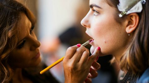 تقنية يعتمدها خبراء التجميل باستخدام أحمر شفاه واحد فقط