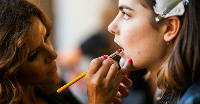 تقنية يعتمدها خبراء التجميل باستخدام أحمر شفاه واحد فقط