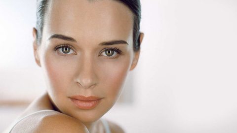 صاحبات البشرة الدهنية.. كريمات الترطيب التالية تحميكِ من حب الشباب