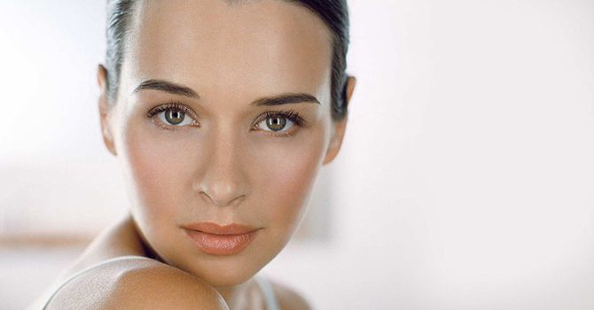 صاحبات البشرة الدهنية.. كريمات الترطيب التالية تحميكِ من حب الشباب