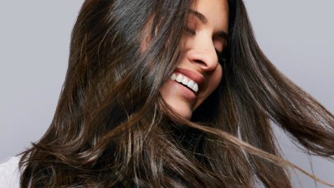 امنحي شعركِ عناية البروتين في عطلة نهاية الأسبوع