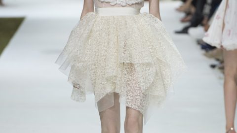 فستان عاجي تل مطرز من جيامباتيستا فالي هوت كوتور خريف 2016