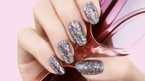 الطريقة الصحيحة لإزالة طلاء الأظافر الجليتر