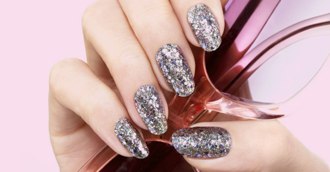 الطريقة الصحيحة لإزالة طلاء الأظافر الجليتر