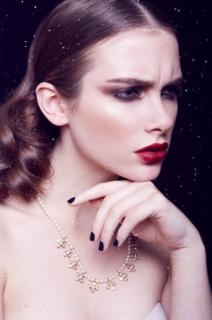 أحمر شفاه أحمر داكن لعروس 2015