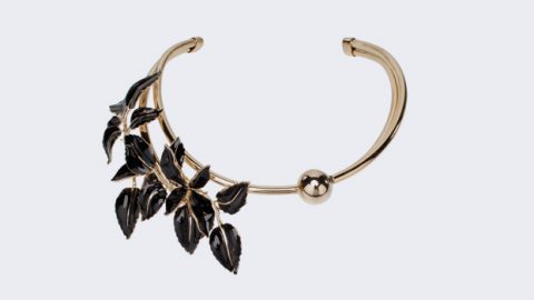 إكسسوارات إيلي صعب تجمع بين المرأة الرومانسية والعصرية