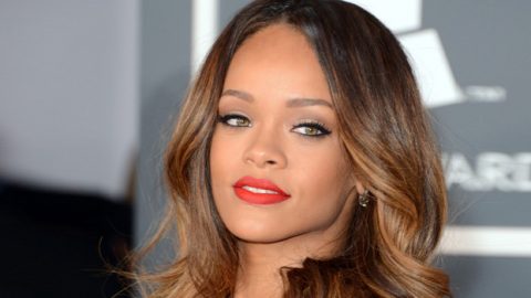 ريهانا متألقة بإطلالة top crop بالمدرجات