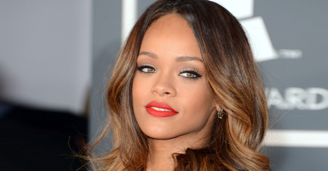 ريهانا متألقة بإطلالة top crop بالمدرجات