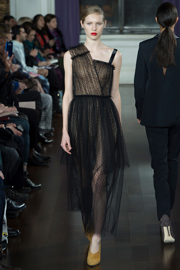 فستان أسود تل من Jason Wu بأسبوع نيويورك شتاء 2018