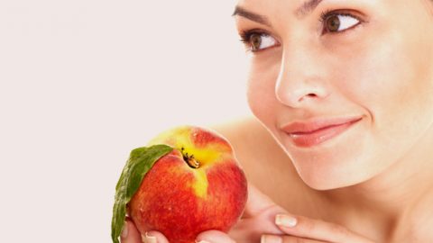 الخوخ فاكهة صيفية تعتني بجمالك