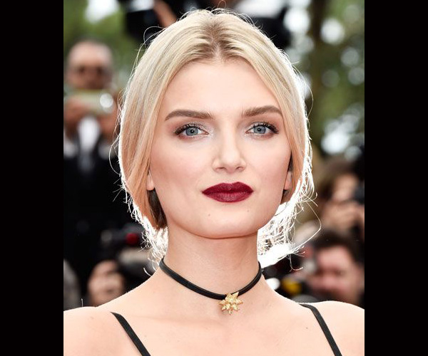 Lily Donaldson بأحمر شفاه أحمر داكن في مهرجان كان 2016