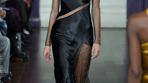 فستان أسود من Jason Wu بأسبوع نيويورك شتاء 2018