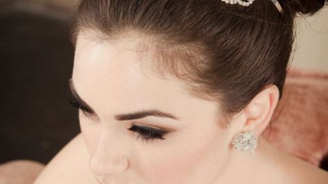 تسريحة الكعكة العالية المزينة باكسسوار لامع لعروس 2016