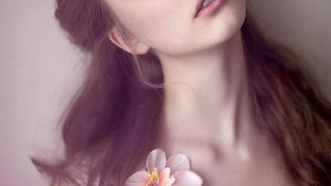 تسريحة شعر مزينة بورود جانبية 2014