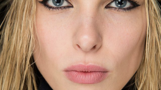 مكياج عيون بالكحل الاسود مع احمر شفاه نيود خريف 2016