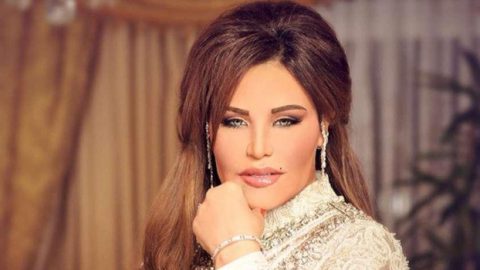 أحلام تفوز بجائزة الأم المثالية