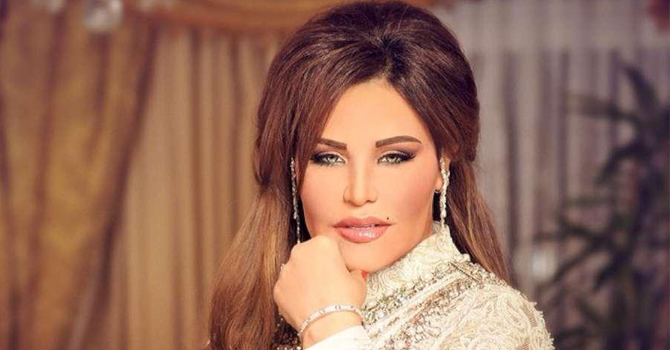 أحلام تفوز بجائزة الأم المثالية
